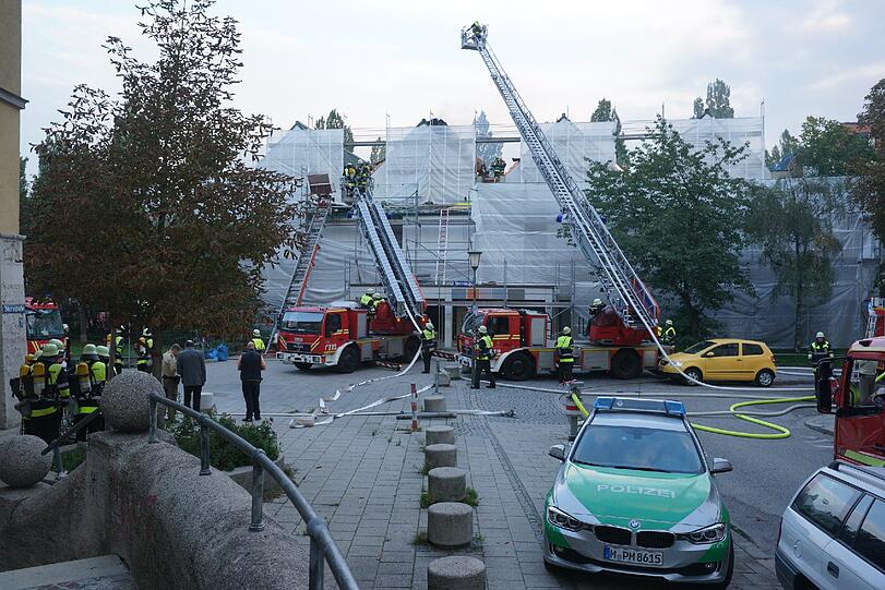 Feuer in Schwabing: Der Dachstuhl der Turnhalle des Maximiliansgymnasiums fing am Donnerstagabend Feuer. Die Bilder.