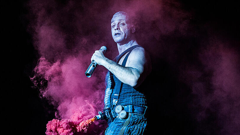 Rammstein während eines Auftritts in Moskau.