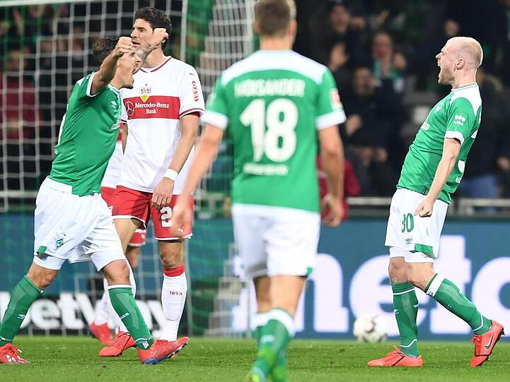 Werder-Spieler Davy Klaassen jubelt mit Max Kruse (l) über sein Tor zum 1:1 im Spiel gegen den VfB Stuttgart.
