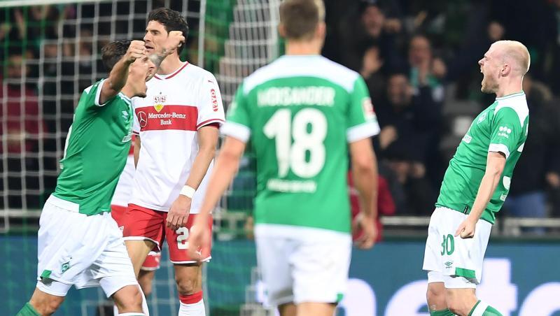 Werder-Spieler Davy Klaassen jubelt mit Max Kruse (l) über sein Tor zum 1:1 im Spiel gegen den VfB Stuttgart.
