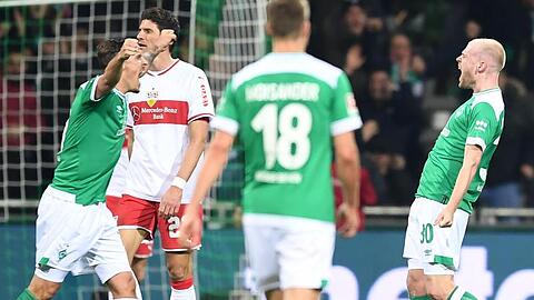 Werder-Spieler Davy Klaassen jubelt mit Max Kruse (l) über sein Tor zum 1:1 im Spiel gegen den VfB Stuttgart.