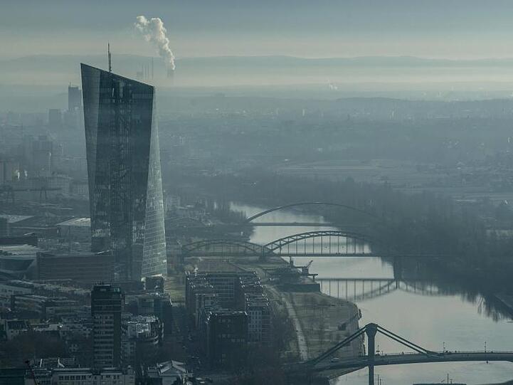 Die Zentrale der Europäischen Zentralbank (EZB) ragt aus dem morgendlichen Dunst über der Bankenmetropole heraus.