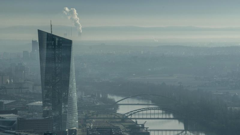 Die Zentrale der Europäischen Zentralbank (EZB) ragt aus dem morgendlichen Dunst über der Bankenmetropole heraus. Die Zentrale der Europäischen Zentralbank (EZB) ragt aus dem morgendlichen Dunst über der Bankenmetropole heraus.