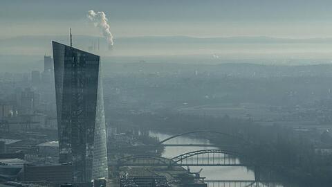 Die Zentrale der Europäischen Zentralbank (EZB) ragt aus dem morgendlichen Dunst über der Bankenmetropole heraus.
