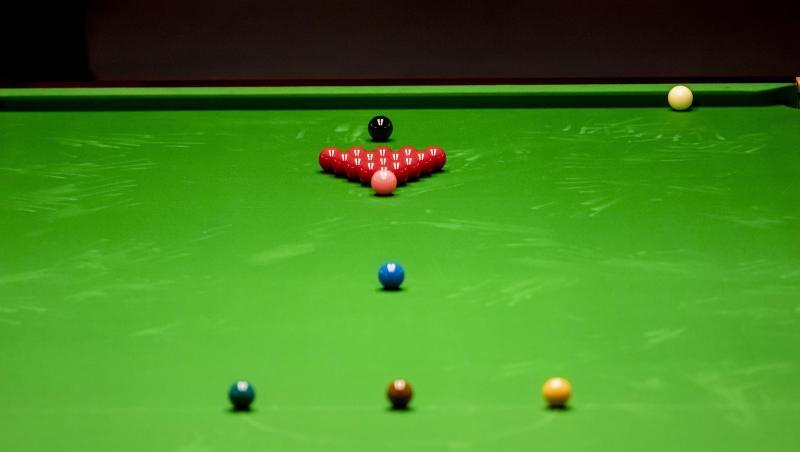 Snookerkugeln und Queues liegen auf einem Snookertisch bereit. Snookerkugeln und Queues liegen auf einem Snookertisch bereit.