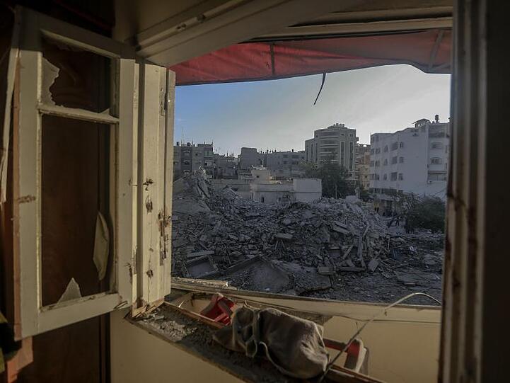Blick aus dem Fenster in Gaza-Stadt: Das Gebäude der Inneren Sicherheit des Hamas-Innenministeriums liegt in Trümmern.