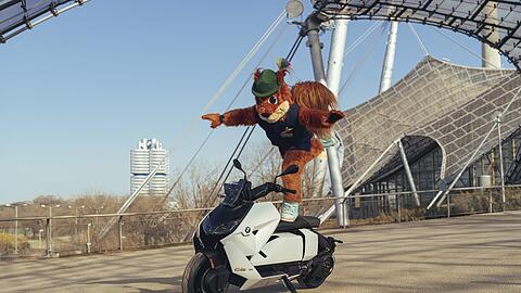 "Gfreidi" - das Maskottchen beim ersten Auftritt im Olympiapark. "Gfreidi" - das Maskottchen beim ersten Auftritt im Olympiapark.