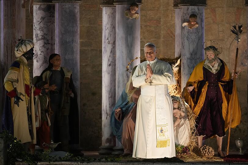 Papst Leo XIV. h&auml;lt f&uuml;r einen Moment des Gebets vor der Weihnachtskrippe auf dem Petersplatz im Vatikan inne.