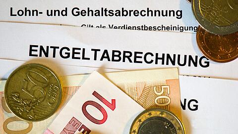 Auch 2025 verdienten Vollzeitbesch&auml;ftigte im Osten brutto deutlich weniger als im Westen. (Illustration)