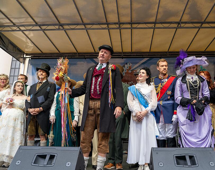 Eisi Gulp (Zweiter von links) mit Godiva Löbl (links), Brigitte "Gitti" Walbrun, Bernhard Ulrich, Anita Eichhorn, Nils Kreutinger und Heidrun Gärtner während des großen "Vorstadthochzeits-Bühnen-Spektakels" beim Familientag im Filmdorf Lansing am 13. September 2026. Eisi Gulp (Zweiter von links) mit Godiva Löbl (links), Brigitte "Gitti" Walbrun, Bernhard Ulrich, Anita Eichhorn, Nils Kreutinger und Heidrun Gärtner während des großen "Vorstadthochzeits-Bühnen-Spektakels" beim Familientag im Filmdorf Lansing am 13. September 2026.