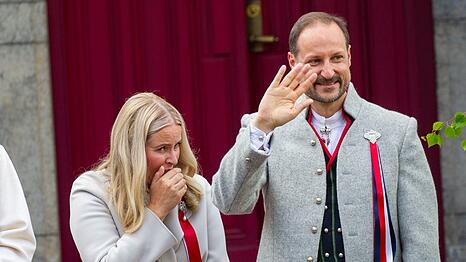 Mette-Marit, hier im Mai 2026 neben Haakon, kann ihren Ehemann nicht zur Parlamentser&ouml;ffnung begleiten.