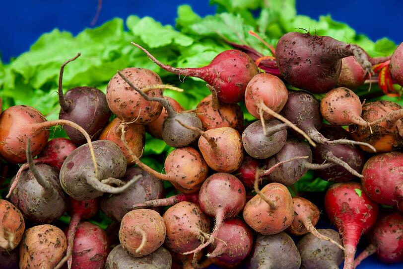 Waschen Sie zwei Bund Radieschen und 500 Gramm gelbe Steckr&uuml;ben. Schneiden Sie die Steckr&uuml;ben in Viertel. Geben Sie das Gem&uuml;se in sterile Gl&auml;ser und f&uuml;gen Sie nach Wunsch Pfeffer- oder Senfk&ouml;rner sowie Kr&auml;uterzweige wie Estragon oder Rosmarin hinzu. Kochen Sie 200 Milliliter Apfelessig, 400 Milliliter Wasser und 150 Gramm Zucker auf und lassen Sie die Mischung f&uuml;nf Minuten k&ouml;cheln. Gie&szlig;en Sie den hei&szlig;en Sud anschlie&szlig;end &uuml;ber das Gem&uuml;se in die Gl&auml;ser.
