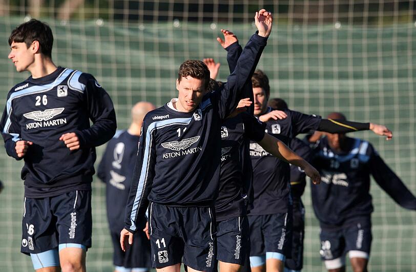 "Ideale Bedingungen": Die Löwen rennen über den Rasen in Belek und Dieter Schneider schaut cool mit Sonnebrille zu. Die besten Bilder vom Trainingslager