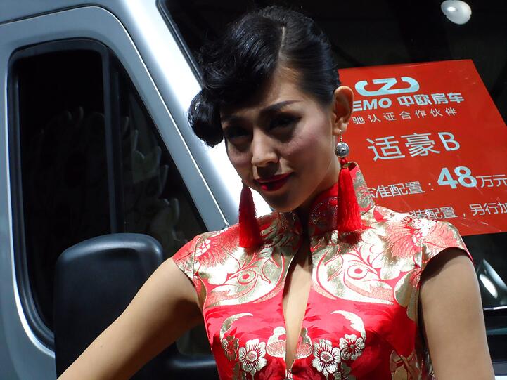 Schöne Frauen an neuen Autos: Eine nach wie vor unschlagbar attraktive Kombination - auch in Shanghai.