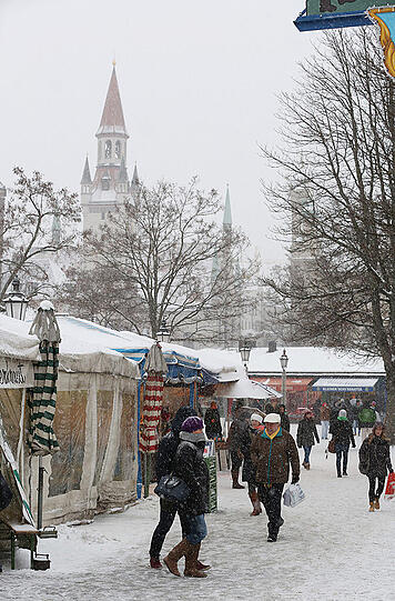 So sieht der Winter in München aus: Schneetreiben am Viktualienmarkt.