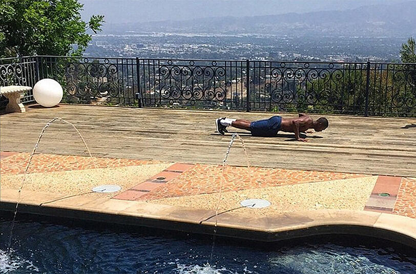 Alaba vergisst nicht, seinen Körper zu stählen. Er postet ein Bild, auf dem er fleißig neben dem Pool trainiert - trotz Jetlag nach zwölfstündigem Flug.
