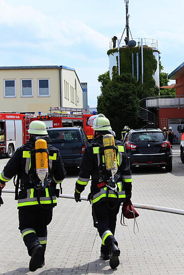 Bei einem Schreinereibetrieb geriet ein Holzspänesilo in Brand. Die Feuerwahr war mit Löschfahrzeugen vor Ort.