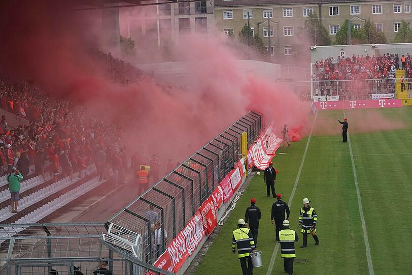 Unnötige Aktion: Roter Rauch zieht aus dem Bayernblock aufs Spielfeld.