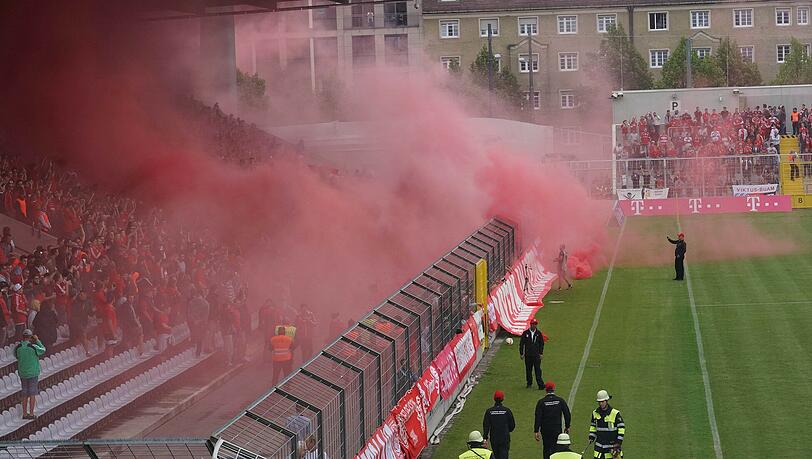 Unnötige Aktion: Roter Rauch zieht aus dem Bayernblock aufs Spielfeld. Unnötige Aktion: Roter Rauch zieht aus dem Bayernblock aufs Spielfeld.