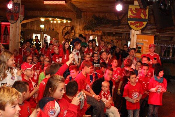 Bayern-Stars zum Anfassen: Die Bilder von den Adventsbesuchen bei den Fanclubs zum Durchklicken