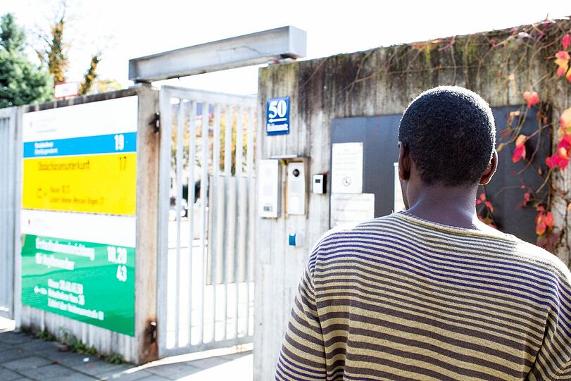 Qualvolle Enge in der Unterkunft und Reibereien mit anderen Flüchtlingen - in der Bayernkaserne in Milbertshofen kommt es immer wieder zu Ausschreitungen.