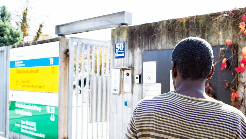 Qualvolle Enge in der Unterkunft und Reibereien mit anderen Flüchtlingen - in der Bayernkaserne in Milbertshofen kommt es immer wieder zu Ausschreitungen.