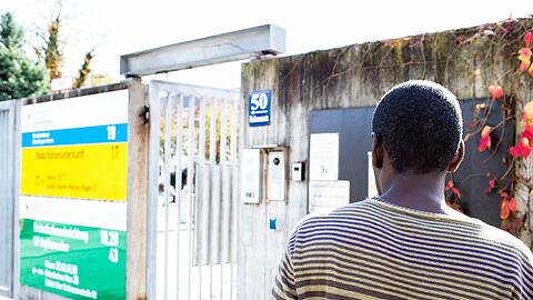 Qualvolle Enge in der Unterkunft und Reibereien mit anderen Flüchtlingen - in der Bayernkaserne in Milbertshofen kommt es immer wieder zu Ausschreitungen.