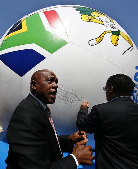 Tokyo Sexwale (62/Südafrika): Wurde bereits von Franz Beckenbauer als Kandidat gepriesen, allerdings sind die Worte des Kaisers ja im Moment nicht viel wert.