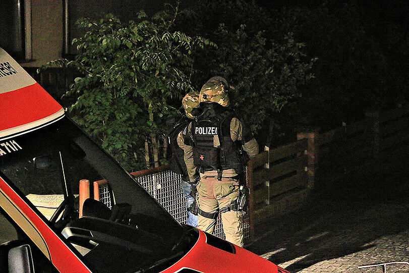 Ein bewaffneter Mann hielt den kleinen oberfränkischen Ort Reundorf am Sonntag in Atem - die Bilder vom SEK-Einsatz.