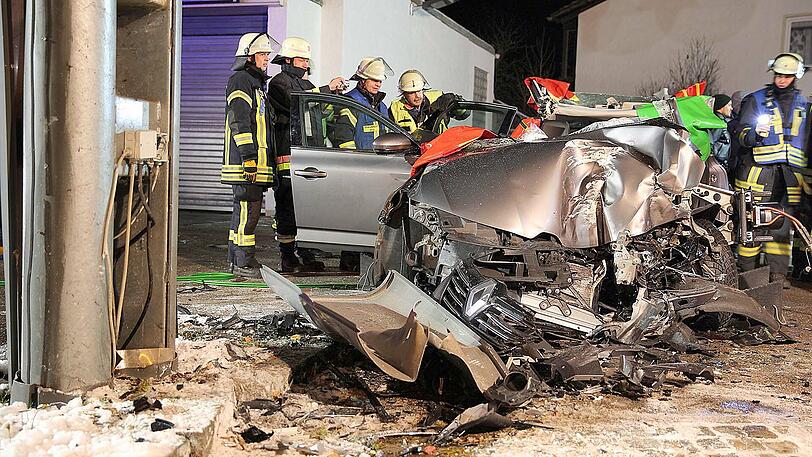 Das Auto ist nach dem Unfall vollkommen zerstört, der Fahrer schwer verletzt. Die Bilder aus Traunreut.