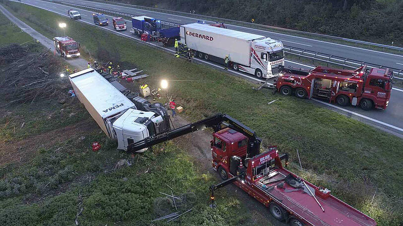 40 Tonnen schwerer Fleisch-Laster kippt um: A8 gesperrt - Bilder vom Bergungseinsatz.