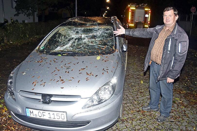 Auf dem Auto von Spasoje P. landete ein Teil eines Daches, das vom Sturm durch die Gegend gewirbelt wurde.
