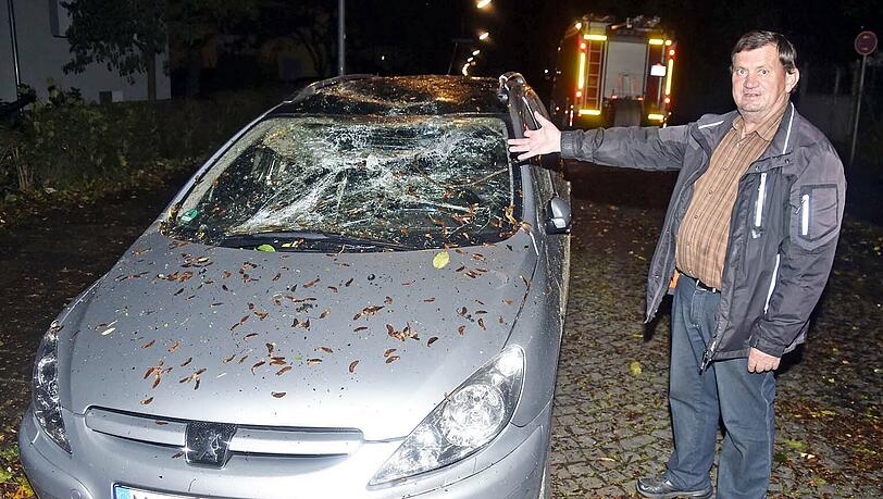 Auf dem Auto von Spasoje P. landete ein Teil eines Daches, das vom Sturm durch die Gegend gewirbelt wurde.