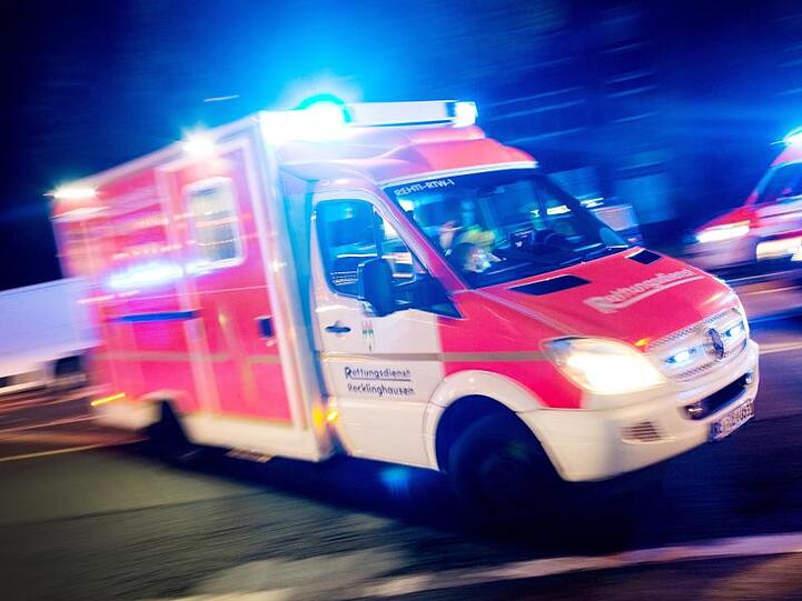 Ein Rettungswagen fährt mit Blaulicht durch eine Straße. Foto: Marcel Kusch/dpa/Symbolbild