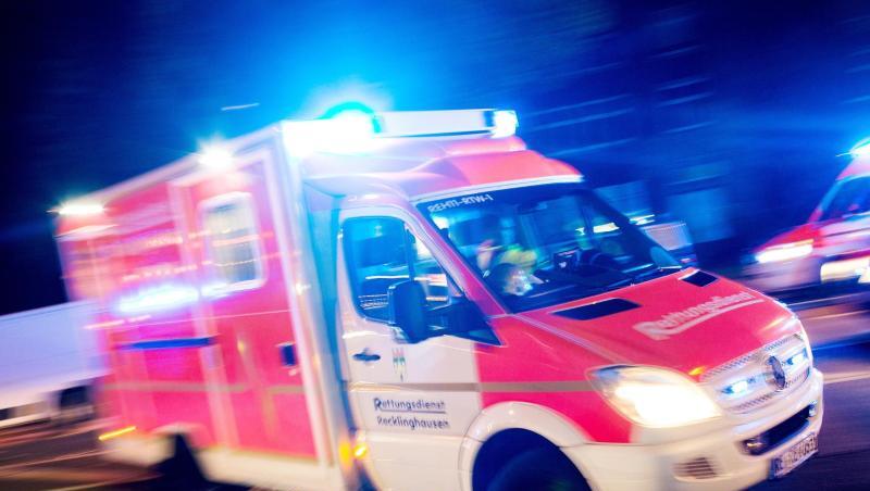 Ein Rettungswagen fährt mit Blaulicht durch eine Straße. Foto: Marcel Kusch/dpa/Symbolbild Ein Rettungswagen fährt mit Blaulicht durch eine Straße. Foto: Marcel Kusch/dpa/Symbolbild
