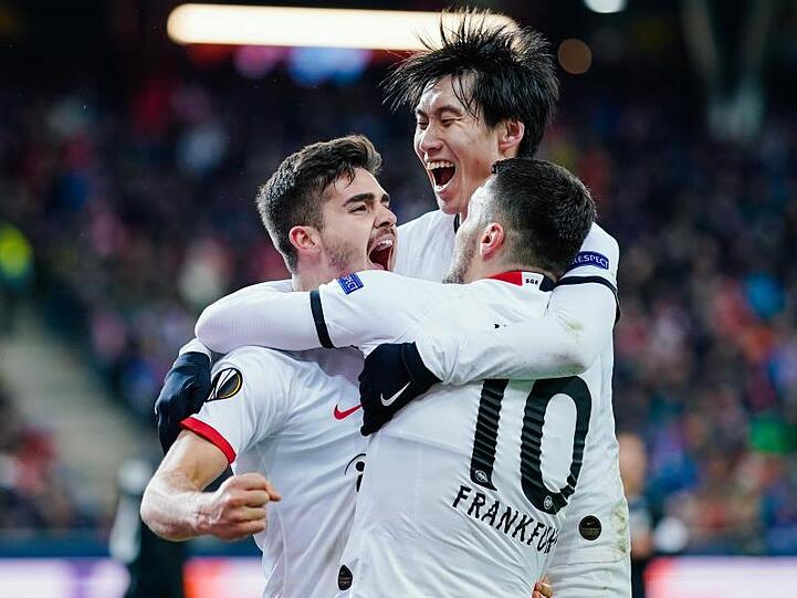 Die Spieler von Eintracht Frankfurt feiern den Treffer zum Ausgleich bei Red Bull Salzburg.