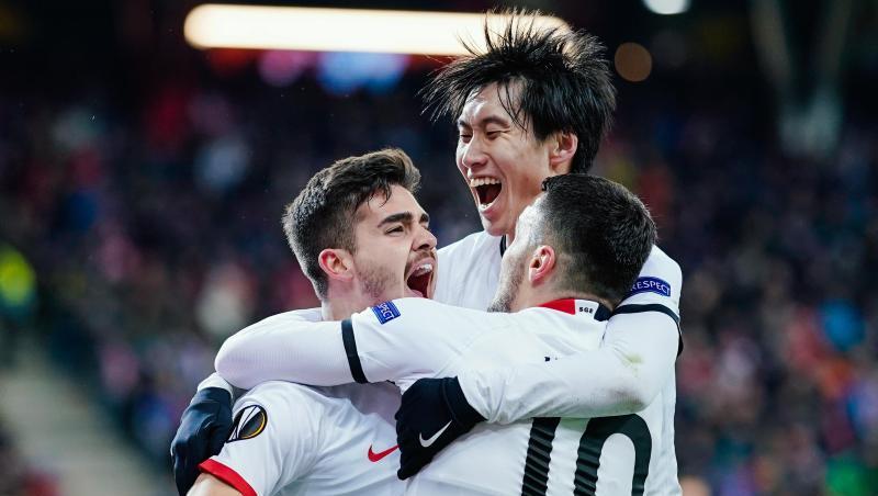 Die Spieler von Eintracht Frankfurt feiern den Treffer zum Ausgleich bei Red Bull Salzburg. Die Spieler von Eintracht Frankfurt feiern den Treffer zum Ausgleich bei Red Bull Salzburg.