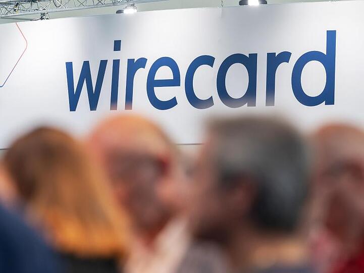Ein Schild mit der Aufschrift "wirecard". Foto: Peter Kneffel/dpa