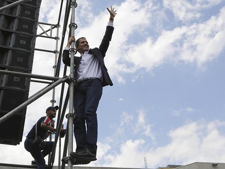 Guaidó hat sich zum Interimspräsidenten erklärt und Maduro damit offen herausgefordert.