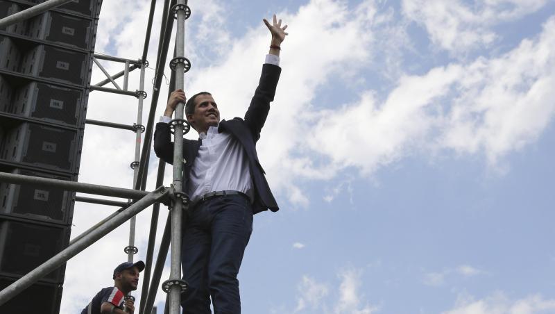 Guaidó hat sich zum Interimspräsidenten erklärt und Maduro damit offen herausgefordert. Guaidó hat sich zum Interimspräsidenten erklärt und Maduro damit offen herausgefordert.