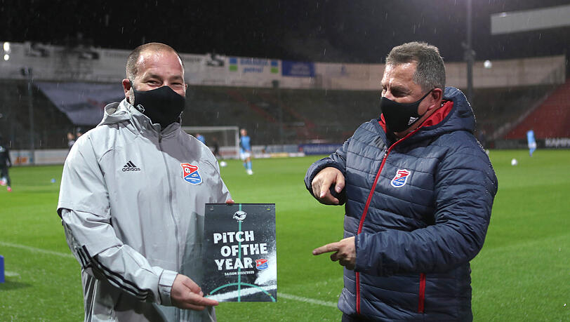 Unterhachings Greenkeeper Sepp Lindermayer (l.) mit dem Preis für den besten Rasen der 3. Liga.
