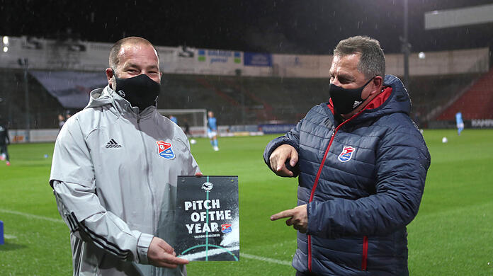 Unterhachings Greenkeeper Sepp Lindermayer (l.) mit dem Preis für den besten Rasen der 3. Liga.