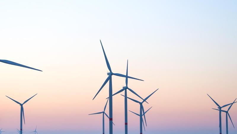 Zahlreiche Windräder in Sachsen. Deutschlands Problemfelder sind zu schwache Ausbauziele für erneuerbare Energien, viel zu wenig Fortschritt im Verkehrssektor sowie ein noch immer hoher Energieverbrauch.