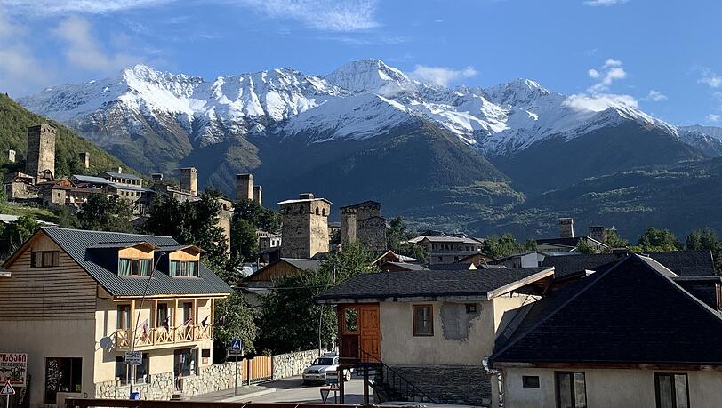 Das Dorf Mestia mit schneebedeckten Bergen des Kaukasus. Die Landschaft Georgiens hat Harnisch sehr beeindruckt.