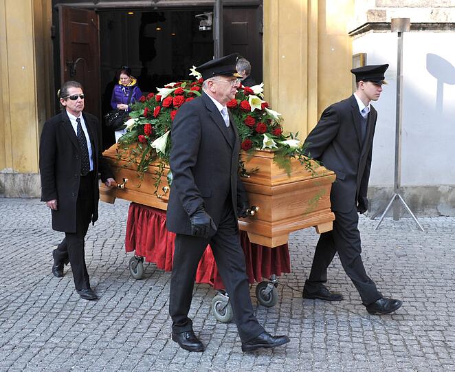 Abschied: Toni Weinfurtner jr. (mit Sonnenbrille) begleitet den Sarg seines Vaters aus der Theatinerkirche.
