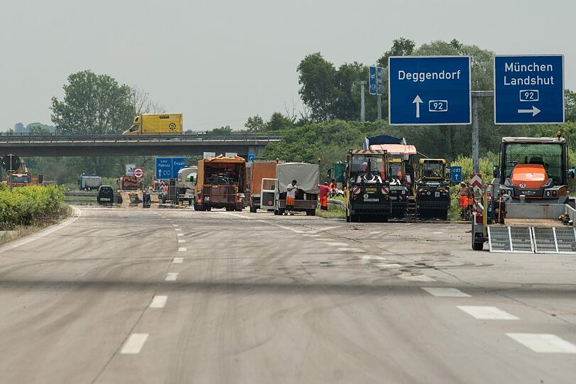 Das Hochwasser hat auch an den bayerischen Straßen zu erheblichen Schäden geführt