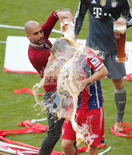 Seine erste Meisterschaft mit den Bayern: So ausgelassen feiert Pep. Die Bilder!