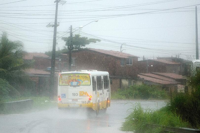 In Recife erwartet die USA und Deutschland eine Wasserschlacht. Die irren Regen-Bilder aus Recife!