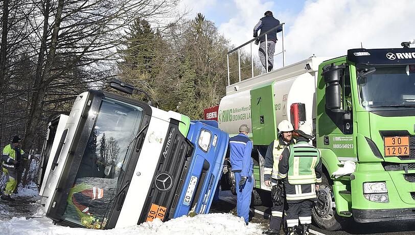 Schlimme Folgen für die Natur hätte der Unfall eines mit Heizöl beladenen Lkws haben können. Schlimme Folgen für die Natur hätte der Unfall eines mit Heizöl beladenen Lkws haben können.
