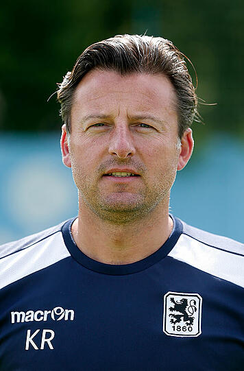 Trainer Kosta Runjaic in seiner neuen Arbeitskleidung.